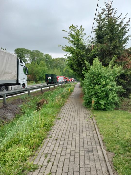 Zderzenie dwóch aut w Izbicy na ul. Lubelskiej. Jedna osoba zabrana LPR do szpitala [ZDJĘCIA]