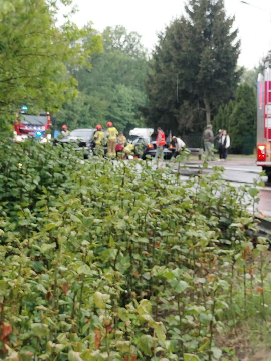 Zderzenie dwóch aut w Izbicy na ul. Lubelskiej. Jedna osoba zabrana LPR do szpitala [ZDJĘCIA]