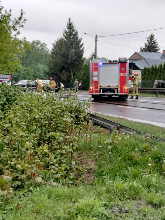Zderzenie dwóch aut w Izbicy na ul. Lubelskiej. Jedna osoba zabrana LPR do szpitala [ZDJĘCIA]