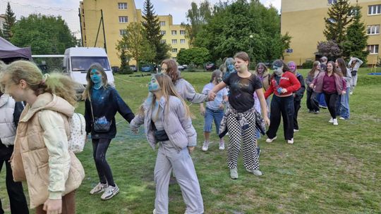 Radosna niedziela! Spotkanie z dinozaurem i Dzień Kolorów w Chełmie [GALERIA ZDJĘĆ]
