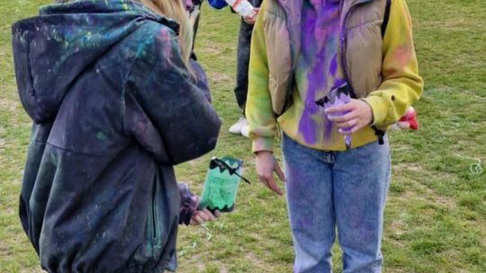 Radosna niedziela! Spotkanie z dinozaurem i Dzień Kolorów w Chełmie [GALERIA ZDJĘĆ]