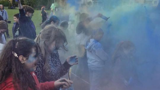 Radosna niedziela! Spotkanie z dinozaurem i Dzień Kolorów w Chełmie [GALERIA ZDJĘĆ]