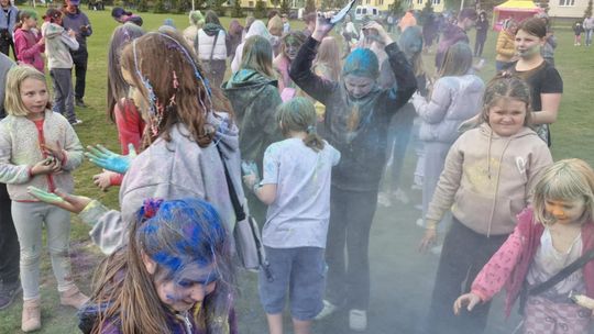 Radosna niedziela! Spotkanie z dinozaurem i Dzień Kolorów w Chełmie [GALERIA ZDJĘĆ]