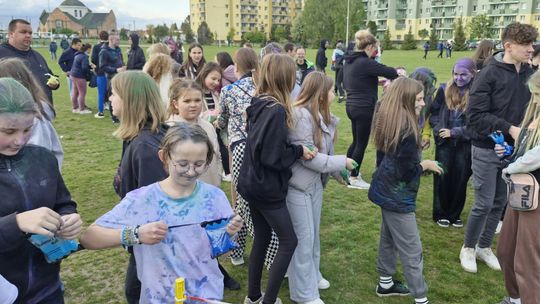 Radosna niedziela! Spotkanie z dinozaurem i Dzień Kolorów w Chełmie [GALERIA ZDJĘĆ]