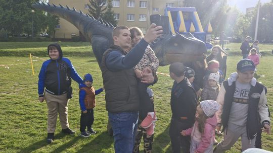 Radosna niedziela! Spotkanie z dinozaurem i Dzień Kolorów w Chełmie [GALERIA ZDJĘĆ]