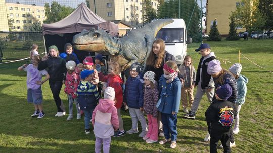 Radosna niedziela! Spotkanie z dinozaurem i Dzień Kolorów w Chełmie [GALERIA ZDJĘĆ]