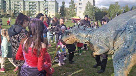 Radosna niedziela! Spotkanie z dinozaurem i Dzień Kolorów w Chełmie [GALERIA ZDJĘĆ]