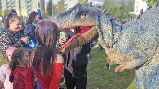 Radosna niedziela! Spotkanie z dinozaurem i Dzień Kolorów w Chełmie [GALERIA ZDJĘĆ]