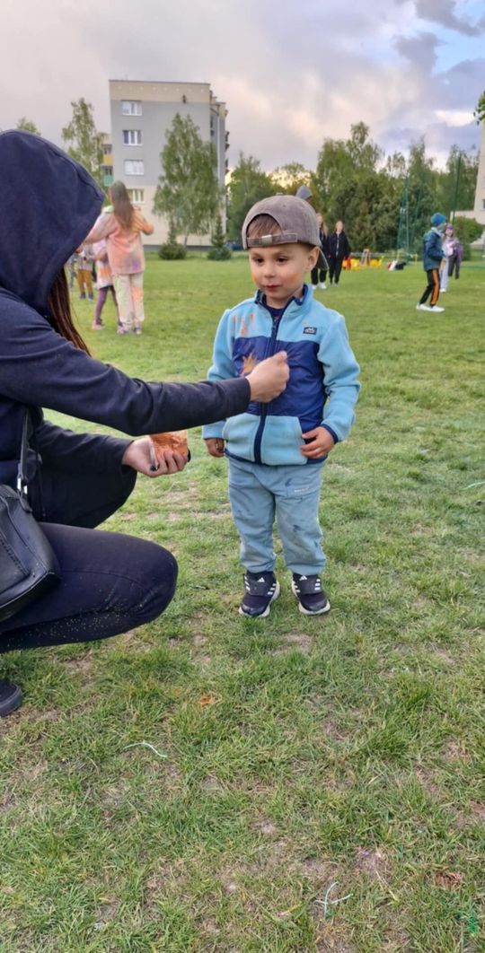 Radosna niedziela! Spotkanie z dinozaurem i Dzień Kolorów w Chełmie [GALERIA ZDJĘĆ]