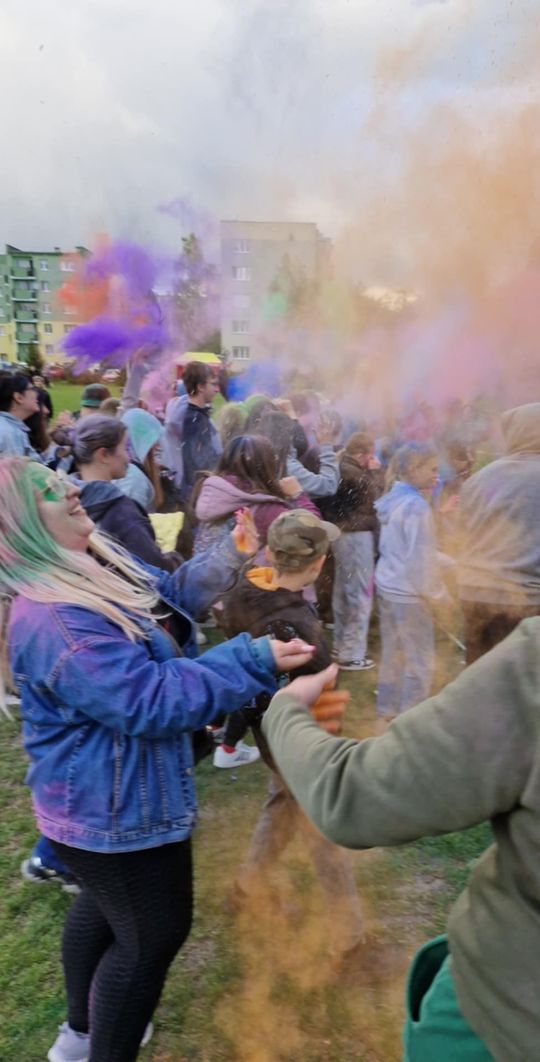 Radosna niedziela! Spotkanie z dinozaurem i Dzień Kolorów w Chełmie [GALERIA ZDJĘĆ]