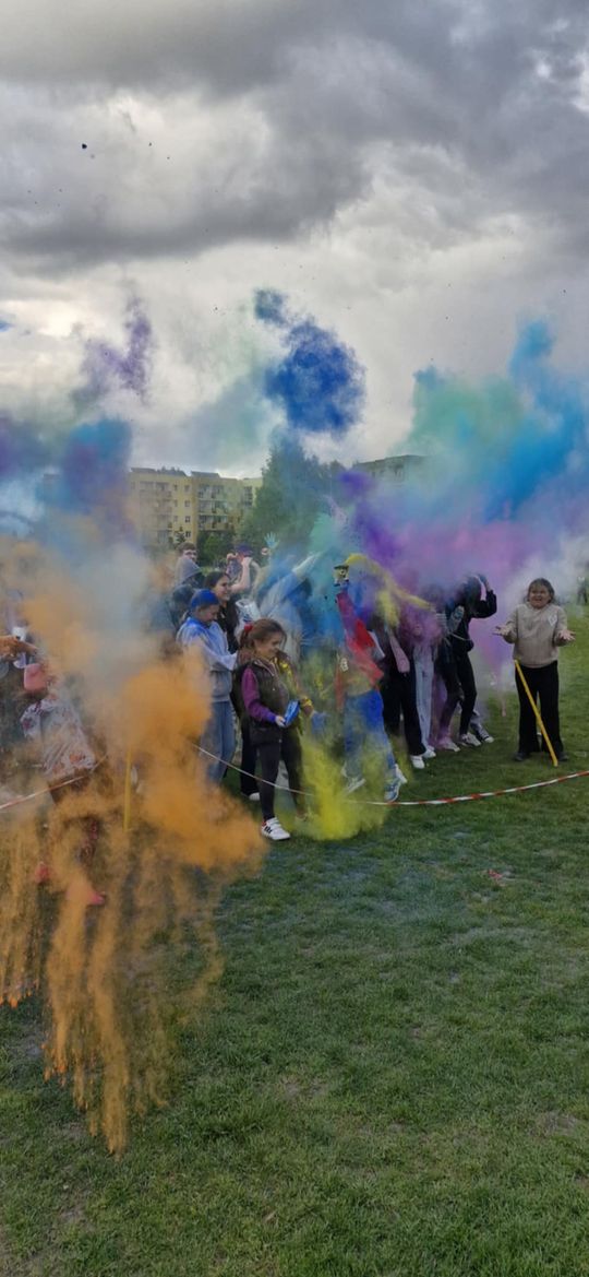 Radosna niedziela! Spotkanie z dinozaurem i Dzień Kolorów w Chełmie [GALERIA ZDJĘĆ]