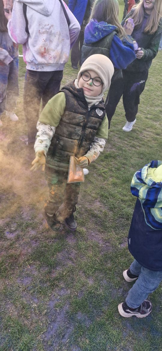 Radosna niedziela! Spotkanie z dinozaurem i Dzień Kolorów w Chełmie [GALERIA ZDJĘĆ]