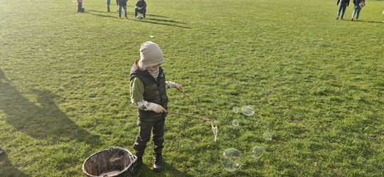 Radosna niedziela! Spotkanie z dinozaurem i Dzień Kolorów w Chełmie [GALERIA ZDJĘĆ]