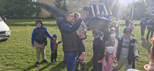 Radosna niedziela! Spotkanie z dinozaurem i Dzień Kolorów w Chełmie [GALERIA ZDJĘĆ]