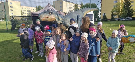 Radosna niedziela! Spotkanie z dinozaurem i Dzień Kolorów w Chełmie [GALERIA ZDJĘĆ]