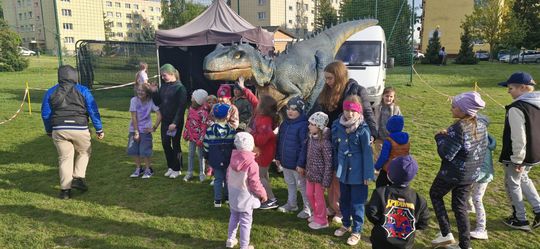 Radosna niedziela! Spotkanie z dinozaurem i Dzień Kolorów w Chełmie [GALERIA ZDJĘĆ]