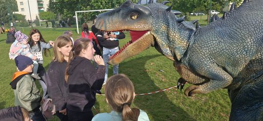 Radosna niedziela! Spotkanie z dinozaurem i Dzień Kolorów w Chełmie [GALERIA ZDJĘĆ]