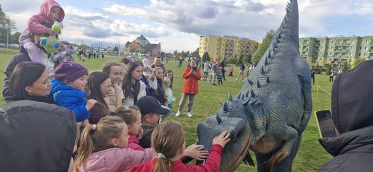 Radosna niedziela! Spotkanie z dinozaurem i Dzień Kolorów w Chełmie [GALERIA ZDJĘĆ]
