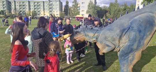 Radosna niedziela! Spotkanie z dinozaurem i Dzień Kolorów w Chełmie [GALERIA ZDJĘĆ]