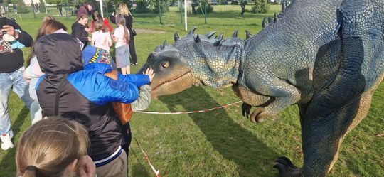 Radosna niedziela! Spotkanie z dinozaurem i Dzień Kolorów w Chełmie [GALERIA ZDJĘĆ]