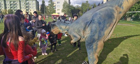 Radosna niedziela! Spotkanie z dinozaurem i Dzień Kolorów w Chełmie [GALERIA ZDJĘĆ]