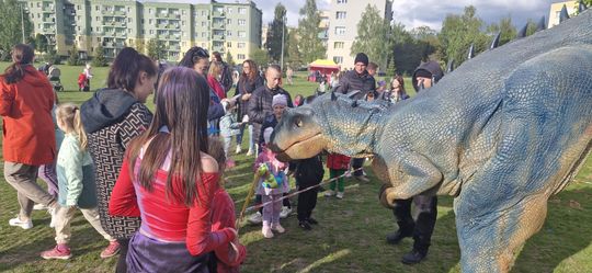 Radosna niedziela! Spotkanie z dinozaurem i Dzień Kolorów w Chełmie [GALERIA ZDJĘĆ]
