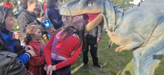 Radosna niedziela! Spotkanie z dinozaurem i Dzień Kolorów w Chełmie [GALERIA ZDJĘĆ]