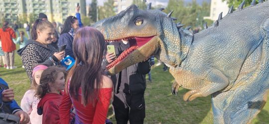 Radosna niedziela! Spotkanie z dinozaurem i Dzień Kolorów w Chełmie [GALERIA ZDJĘĆ]