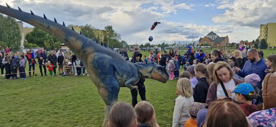 Radosna niedziela! Spotkanie z dinozaurem i Dzień Kolorów w Chełmie [GALERIA ZDJĘĆ]