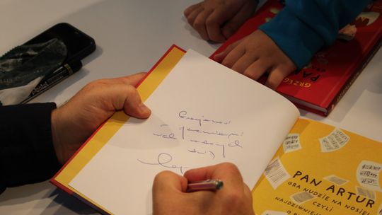 Grzegorz Kasdepke spotkał się z miłośnikami literatury w Chełmskiej Bibliotece Publicznej [GALERIA ZDJĘĆ]