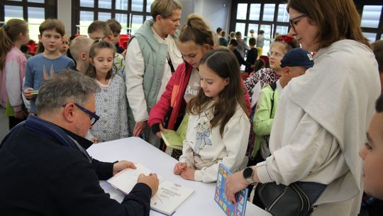 Grzegorz Kasdepke spotkał się z miłośnikami literatury w Chełmskiej Bibliotece Publicznej [GALERIA ZDJĘĆ]