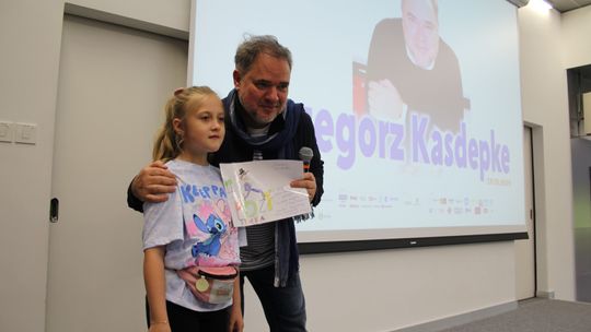 Grzegorz Kasdepke spotkał się z miłośnikami literatury w Chełmskiej Bibliotece Publicznej [GALERIA ZDJĘĆ]