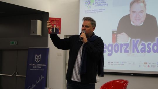 Grzegorz Kasdepke spotkał się z miłośnikami literatury w Chełmskiej Bibliotece Publicznej [GALERIA ZDJĘĆ]