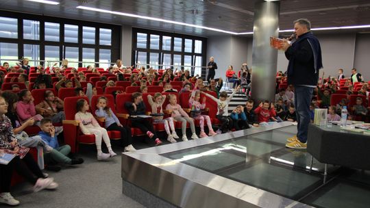 Grzegorz Kasdepke spotkał się z miłośnikami literatury w Chełmskiej Bibliotece Publicznej [GALERIA ZDJĘĆ]