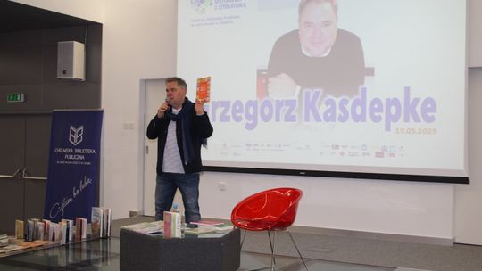 Grzegorz Kasdepke spotkał się z miłośnikami literatury w Chełmskiej Bibliotece Publicznej [GALERIA ZDJĘĆ]
