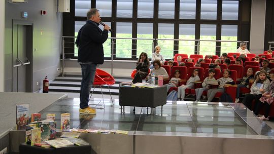 Grzegorz Kasdepke spotkał się z miłośnikami literatury w Chełmskiej Bibliotece Publicznej [GALERIA ZDJĘĆ]
