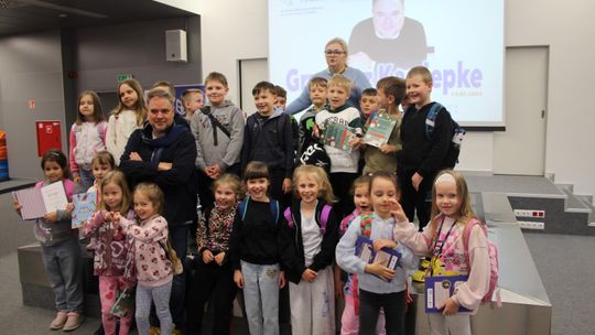 Grzegorz Kasdepke spotkał się z miłośnikami literatury w Chełmskiej Bibliotece Publicznej [GALERIA ZDJĘĆ]