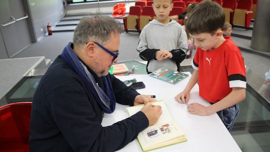 Grzegorz Kasdepke spotkał się z miłośnikami literatury w Chełmskiej Bibliotece Publicznej [GALERIA ZDJĘĆ]