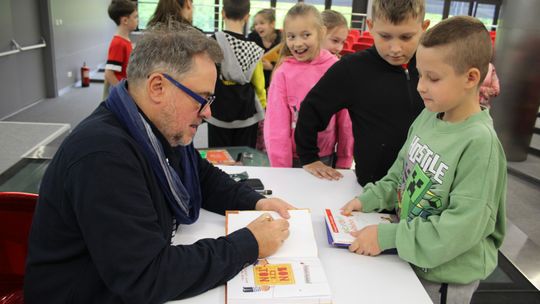 Grzegorz Kasdepke spotkał się z miłośnikami literatury w Chełmskiej Bibliotece Publicznej [GALERIA ZDJĘĆ]