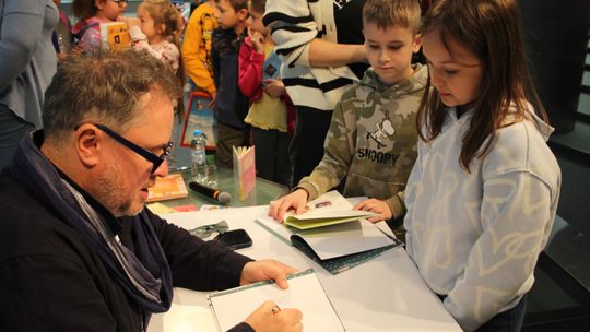 Grzegorz Kasdepke spotkał się z miłośnikami literatury w Chełmskiej Bibliotece Publicznej [GALERIA ZDJĘĆ]