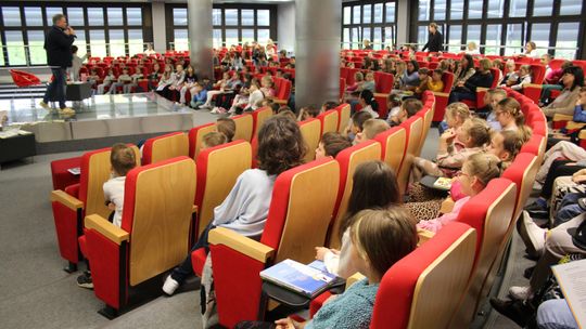 Grzegorz Kasdepke spotkał się z miłośnikami literatury w Chełmskiej Bibliotece Publicznej [GALERIA ZDJĘĆ]