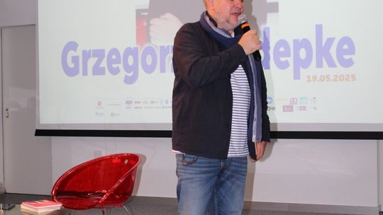 Grzegorz Kasdepke spotkał się z miłośnikami literatury w Chełmskiej Bibliotece Publicznej [GALERIA ZDJĘĆ]