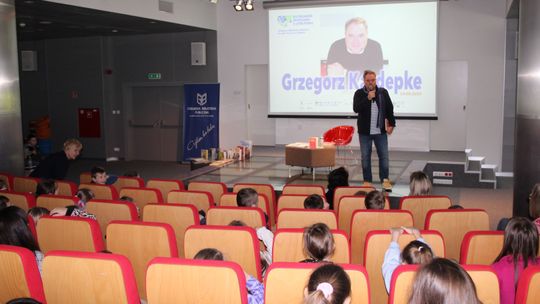 Grzegorz Kasdepke spotkał się z miłośnikami literatury w Chełmskiej Bibliotece Publicznej [GALERIA ZDJĘĆ]