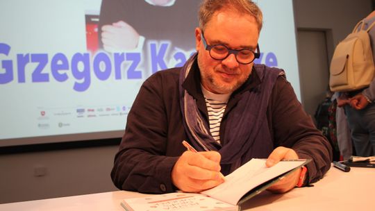 Grzegorz Kasdepke spotkał się z miłośnikami literatury w Chełmskiej Bibliotece Publicznej [GALERIA ZDJĘĆ]