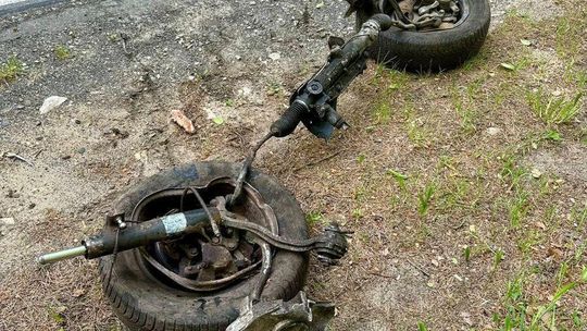 Samochód roztrzaskany. Kierowca trafił do szpitala [ZDJĘCIA]