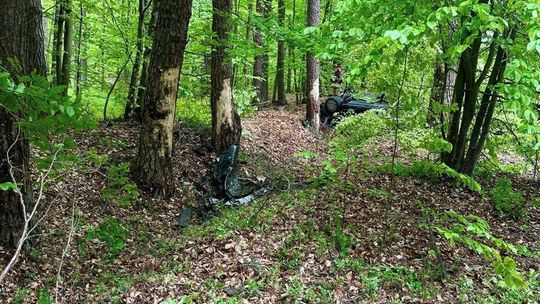 Samochód roztrzaskany. Kierowca trafił do szpitala [ZDJĘCIA]