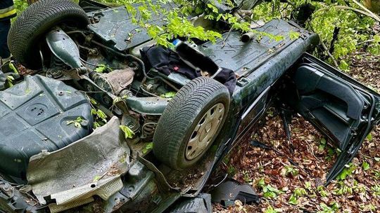 Samochód roztrzaskany. Kierowca trafił do szpitala [ZDJĘCIA]