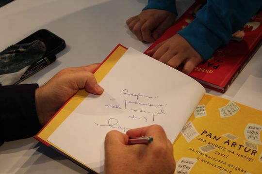 Grzegorz Kasdepke spotkał się z miłośnikami literatury w Chełmskiej Bibliotece Publicznej [GALERIA ZDJĘĆ]