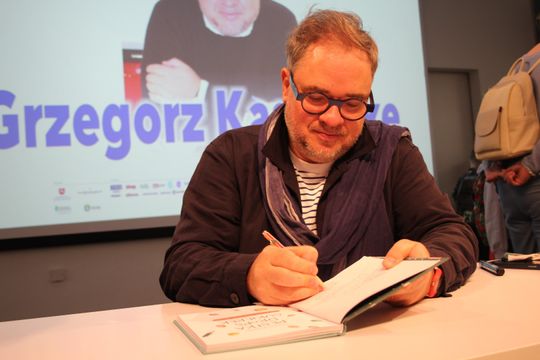Grzegorz Kasdepke spotkał się z miłośnikami literatury w Chełmskiej Bibliotece Publicznej [GALERIA ZDJĘĆ]