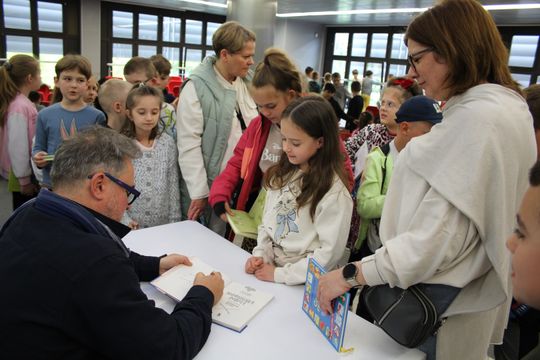 Grzegorz Kasdepke spotkał się z miłośnikami literatury w Chełmskiej Bibliotece Publicznej [GALERIA ZDJĘĆ]